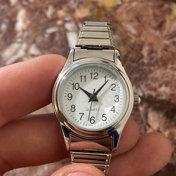 New Silver-Colored Expandable Quartz Watch, Battery Operated - Picture 4 of 13